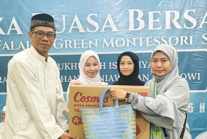 Students handing over donations to the MI Al Falah foundation